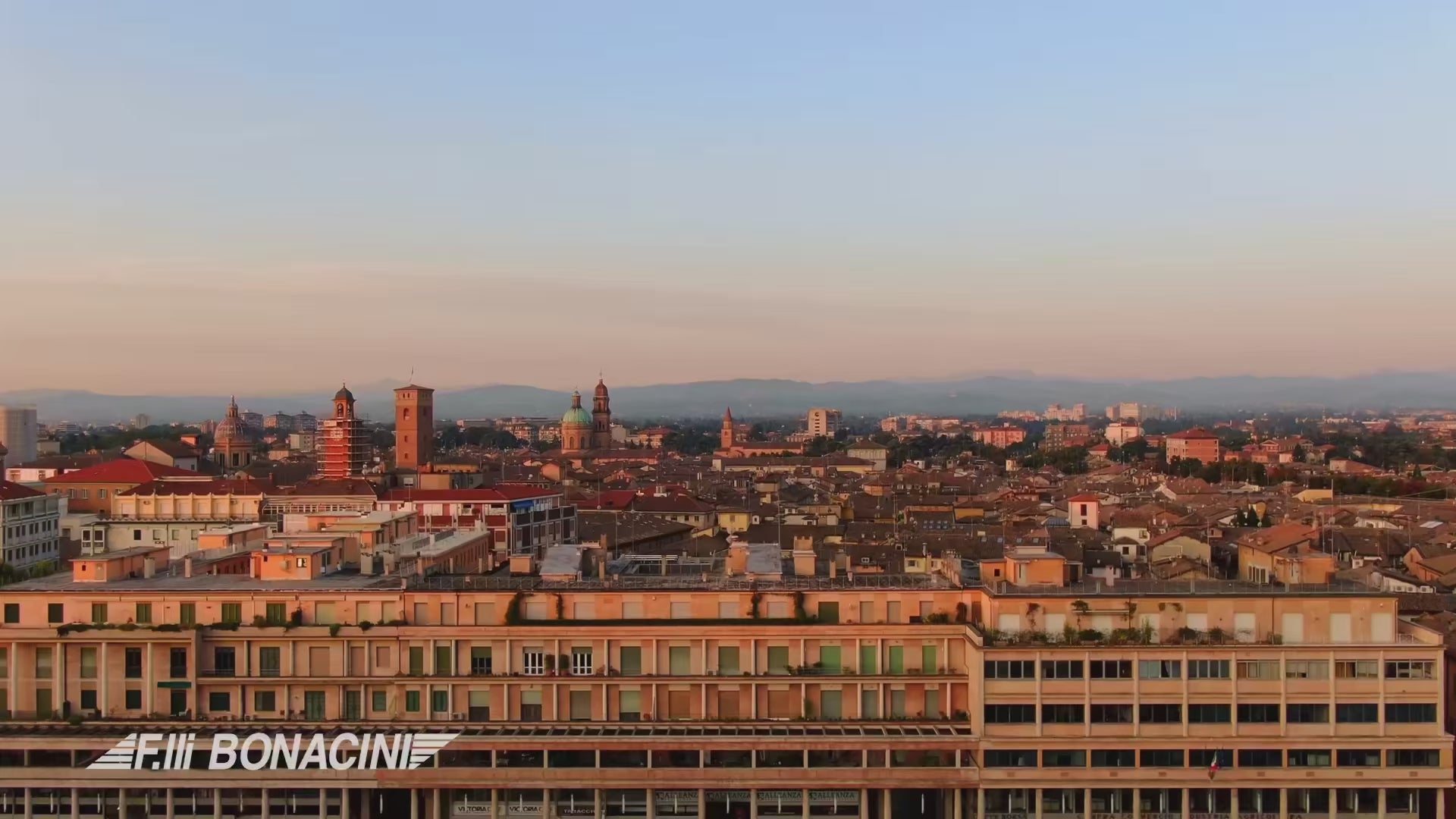 Carica il video: 